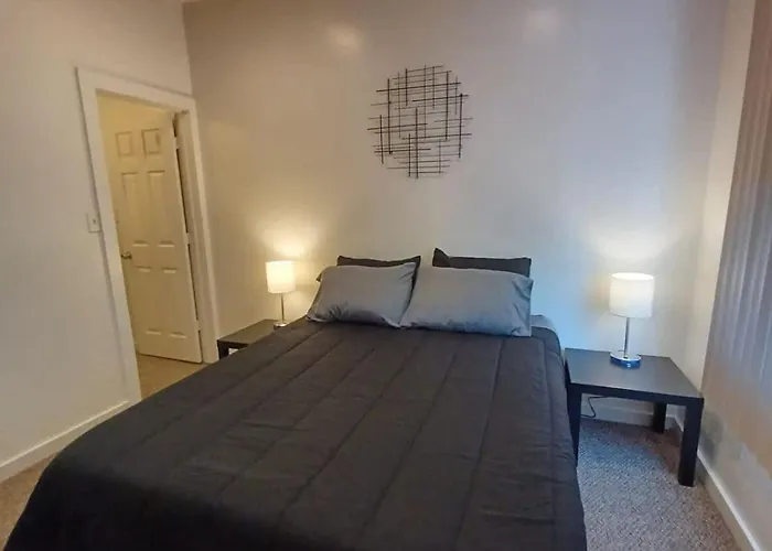 Cozy South Side Retreat - Free Parking - Fast Wifi *