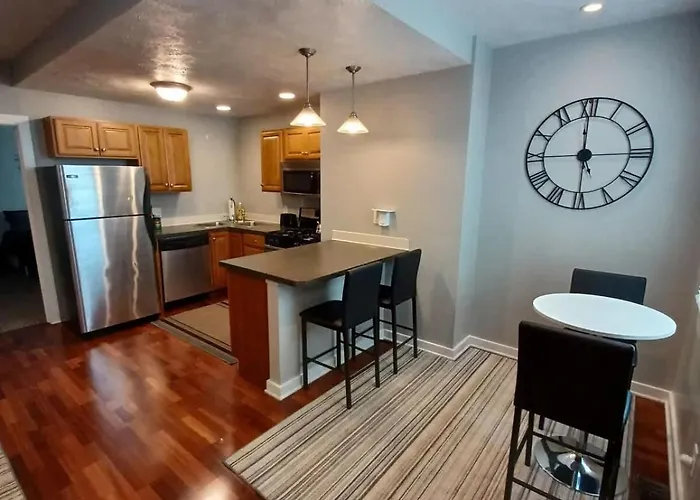 Cozy South Side Retreat - Free Parking - Fast Wifi Holiday home