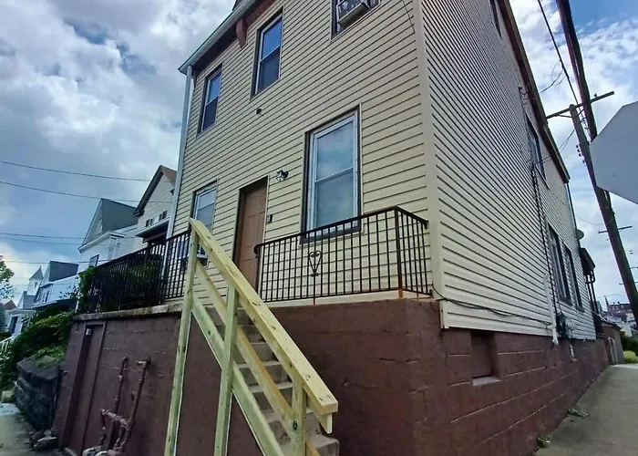 Cozy South Side Retreat - Free Parking - Fast Wifi