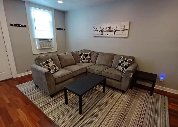 Cozy South Side Retreat - Free Parking - Fast Wifi *