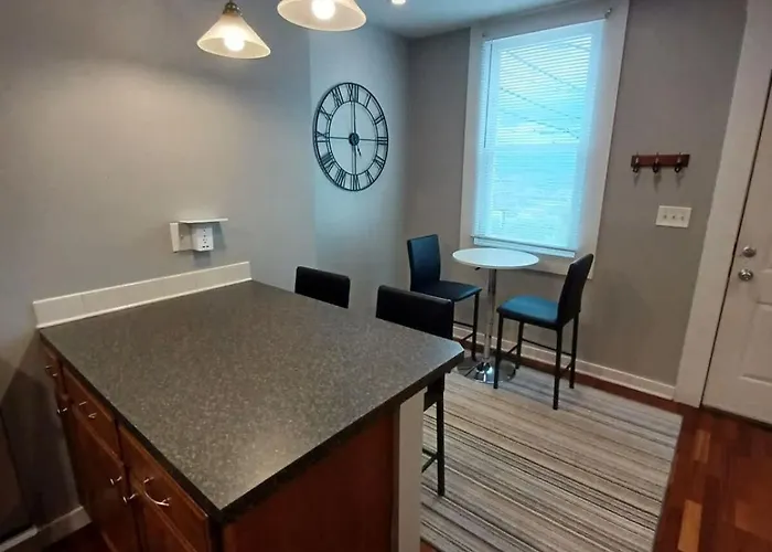 Cozy South Side Retreat - Free Parking - Fast Wifi *