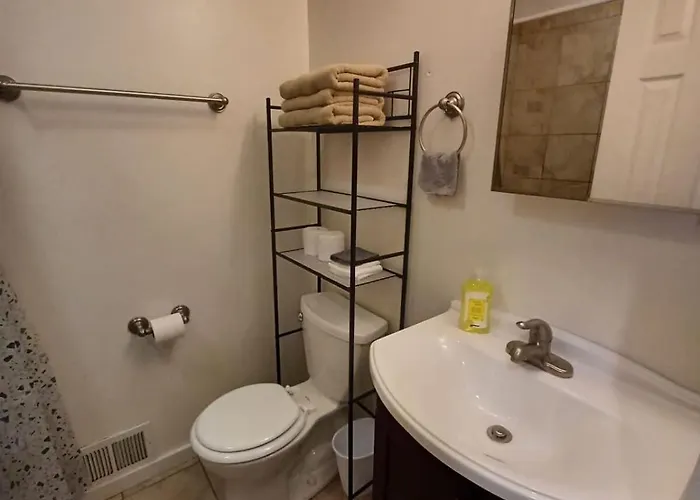 Cozy South Side Retreat - Free Parking - Fast Wifi Holiday home
