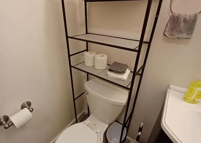 Cozy South Side Retreat - Free Parking - Fast Wifi *