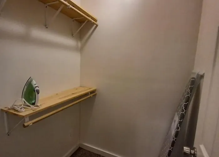 Cozy South Side Retreat - Free Parking - Fast Wifi Holiday home